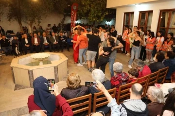 Üniversite öğrencileri, yaşlı çınarlarla Dünya Dans Günü’nde bir araya geldi
