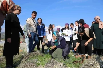 Üniversite öğrencilerine geleneksel tarım ve yenebilir otlar öğretildi
