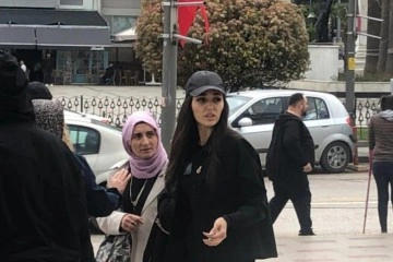 Ünlü oyuncu Hande Erçel Bandırma'da dedesinin cenazesine katıldı