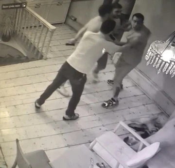 Ünlü restoranda silahlı “fasıl” kavgası kamerada: Tribün liderinin başında şişe kırdılar
