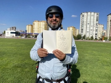 Ünlü yazar 2000 rakımda kitap imzaladı
