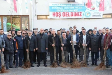 Üreticilerin meyve fidanları Manisa Büyükşehir Belediyesinden
