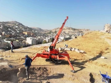 Urfa Kalesinde sürdürülen kazı çalışmalarına vinç desteği
