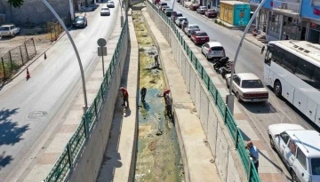 Uşak’ta belediye ekipleri Dokuzsele Deresini temizledi
