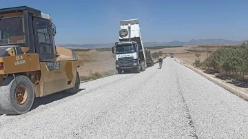 Uşak’ta yol yapım çalışmaları sürüyor
