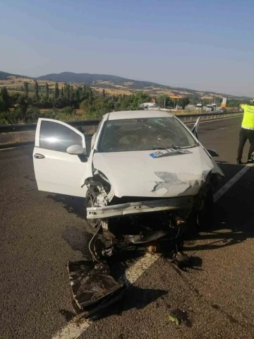 Uşak’ta yoldan çıkan otomobil bariyerlere vurdu: 2 ölü
