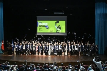 Uşak Üniversitesi 7 bin mezununu mesleki yaşama coşkuyla uğurladı
