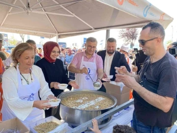 Üsküdar’da binlerce kişiye aşure ikram edildi
