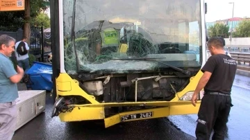 Üsküdar’da İETT otobüsü kaza yaptı, otobüsün boş olması faciayı önledi
