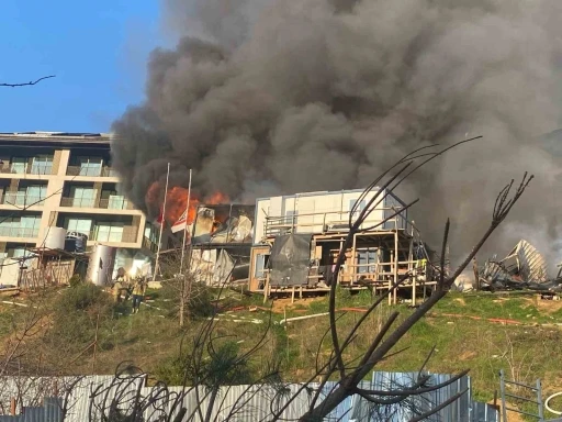 Üsküdar’da işçilerin kaldığı konteynerler alev alev yandı
