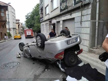 Üsküdar’da kontrolden çıkan araç direğe çarptı: 5 yaralı
