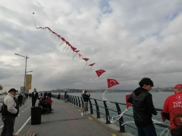 Üsküdar’da &quot;225 metrelik Türk bayraklı uçurtma treni&quot; gökyüzünü süsledi
