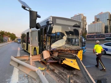 Üsküdar’da servis aracının sıkıştırdığı İETT otobüsü bariyerlere ok gibi saplandı
