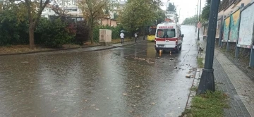 Üsküdar’da yollar göle döndü: 1 araç mahsur kaldı, yolcu fenalaştı
