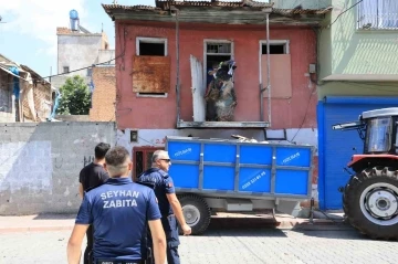 Uyuşturucu bağımlıları metruk yapıyı ’çöp ev’ haline getirdi
