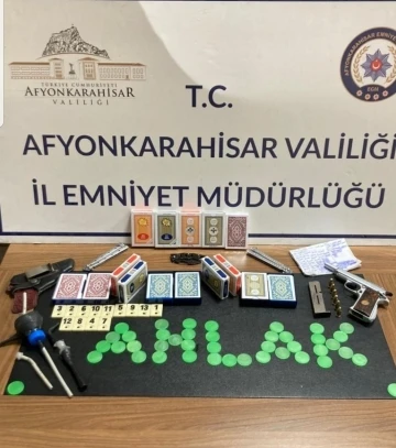 Uyuşturucu kaçakçılığından aranan şahıs kumar operasyonunda yakalandı
