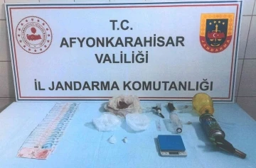 Uyuşturucu operasyonunda yakalanan 3 kişiden biri tutuklandı
