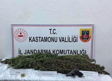 Uyuşturucu satan baba ve oğlunun evlerine jandarmadan operasyon: 2 gözaltı
