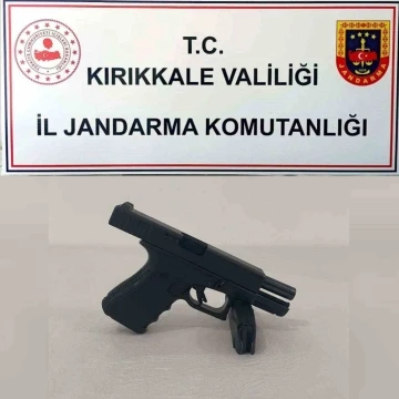 Üzerinde bulundurduğu ruhsatsız tabancayı jandarmaya yakalattı
