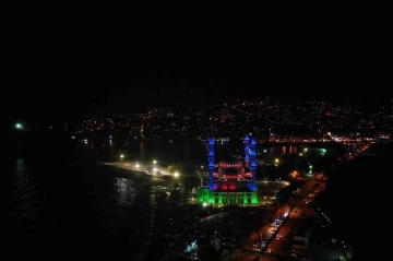 Uzun Mehmet Camii Azerbaycan renkleriyle ışıklandırıldı
