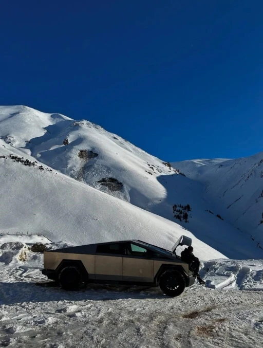 Uzungöl’ün karlı dağlarında görülen Tesla Cybertruck görenleri hayrete düşürdü
