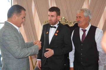 Vali Akbıyık, Çetin ailesinin düğün törenine katıldı
