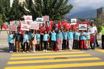 Vali Aksoy, öğrenciler ile birlikte yaya önceliğine dikkat çekti
