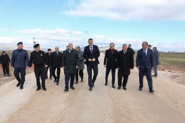 Vali Çelik, Altıntaş Üçhüyük -Yalnızsaray bağlantı yolu çalışmalarını inceledi
