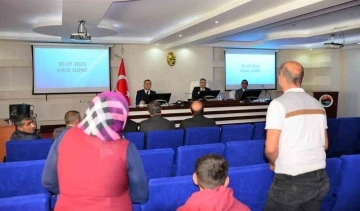 Vali Çiçek, halk gününde vatandaşları dinledi
