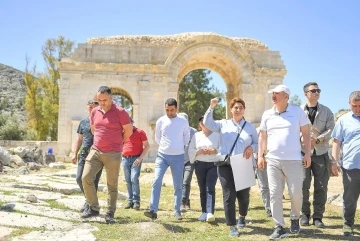 Vali Elban: &quot;Anavarza, Efes’ten çok daha büyük bir antik kent&quot;
