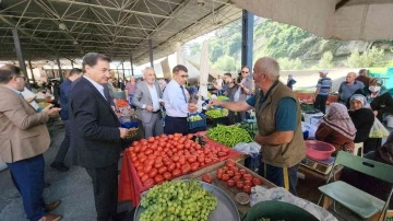 Vali pazara indi, pazarcı esnafına aşure dağıttı
