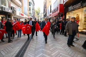 Vali Yavuz sokak sokak gezerek, onlarca Türk bayrağı dağıttı
