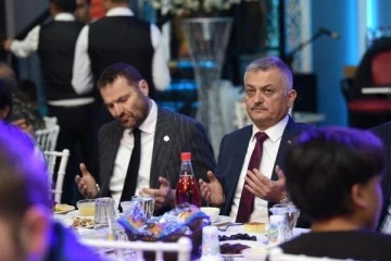 Vali Yazıcı, 'bir lokma, bin sofra' etkinliğinde vatandaşlarla iftar yaptı