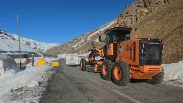 Van-Bahçesaray yolu ulaşıma açıldı, araç geçişi başlamadı
