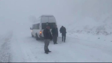 Van-Bahçesaray yolunda kış çilesi başladı