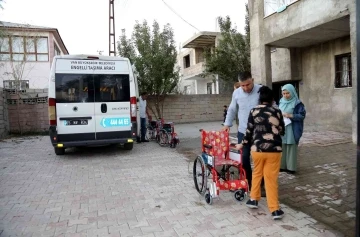 Van Büyükşehir Belediyesi tekerlekli sandalye yardımlarını sürdürüyor
