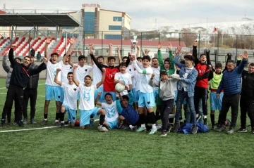 Van Büyükşehir Belediyespor, U-16 Yerel Ligi şampiyonu oldu
