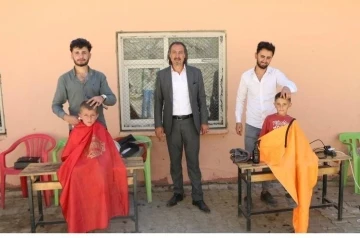 Van’da berber ve kuaförler kırsal kesimlerdeki çocukların saçlarını tıraş edip kırtasiye malzemesi dağıttı
