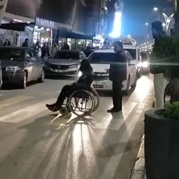 Van’da bilinçsiz sürücülere kızan engelli genç caddeyi trafiğe kapattı
