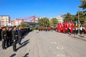 Van’da çelenk sunma töreni
