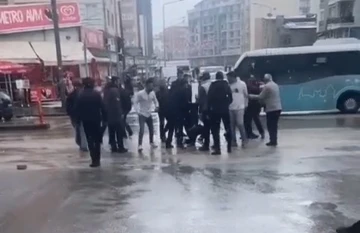 Van’da eşini bıçaklayan şahsa linç girişimi
