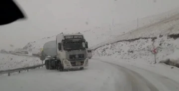 Van’da Güzeldere Geçidi’nde onlarca araç mahsur kaldı
