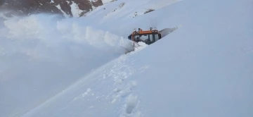 Van’da kar kalınlığı iş makinesinin boyunu aştı
