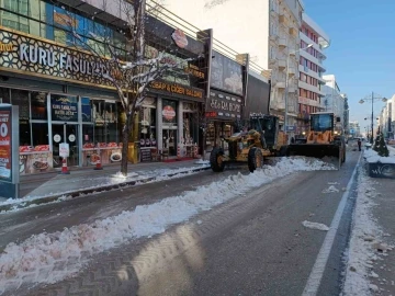 Van’da karla mücadele çalışması devam ediyor
