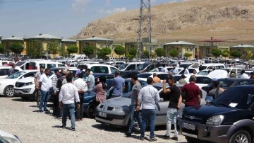 Van’da Kurban Bayramı öncesi açık oto pazarında yoğunluk
