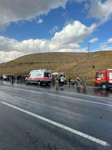 Van’da minibüs kontrolden çıktı: 10 yaralı
