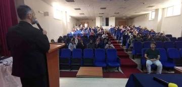 Van’da &quot;Gençlik ve Sorumluluk&quot; konulu konferansları
