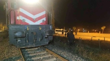 Van’da tren hemzemin geçitte minibüse çarptı
