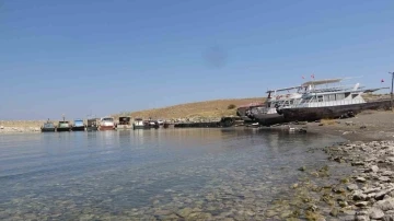 Van Gölü’nde 10 balıkçı barınağının kuraklıktan etkilendiği tespit edildi
