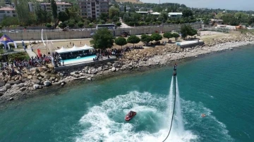 Van Gölü’nde renkli görüntüler: flyboard ile parasailing nefes kesti
